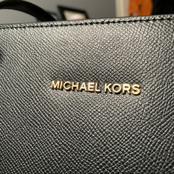 MK Medium Voyager Tote - Picture 4 of 10